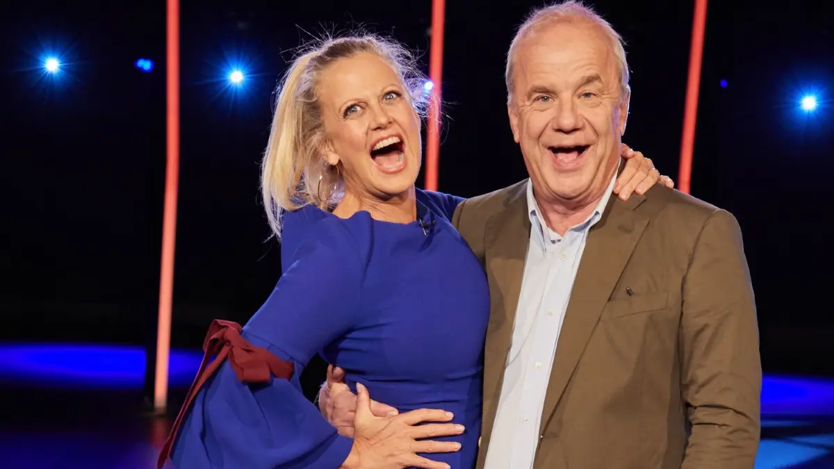 Die Moderatoren Barbara Schöneberger und Hubertus-Meyer Burckhardt präsentieren heute die 1000. Sendung der NDR Talk Show. Welche Gäste kommen zum Jubiläum?
ARCHIV - 01.09.2023, Hamburg: Die Moderatoren Barbara Schöneberger und Hubertus-Meyer Burckhardt stehen im Fernsehstudio bei einem Fototermin anlässlich der 1000. Sendung der ·NDR Talk Show·. (zu dpa: "«NDR Talk Show»: Beliebt, weil Menschen gern mit Menschen sprechen") Foto: Georg Wendt/dpa +++ dpa-Bildfunk +++
