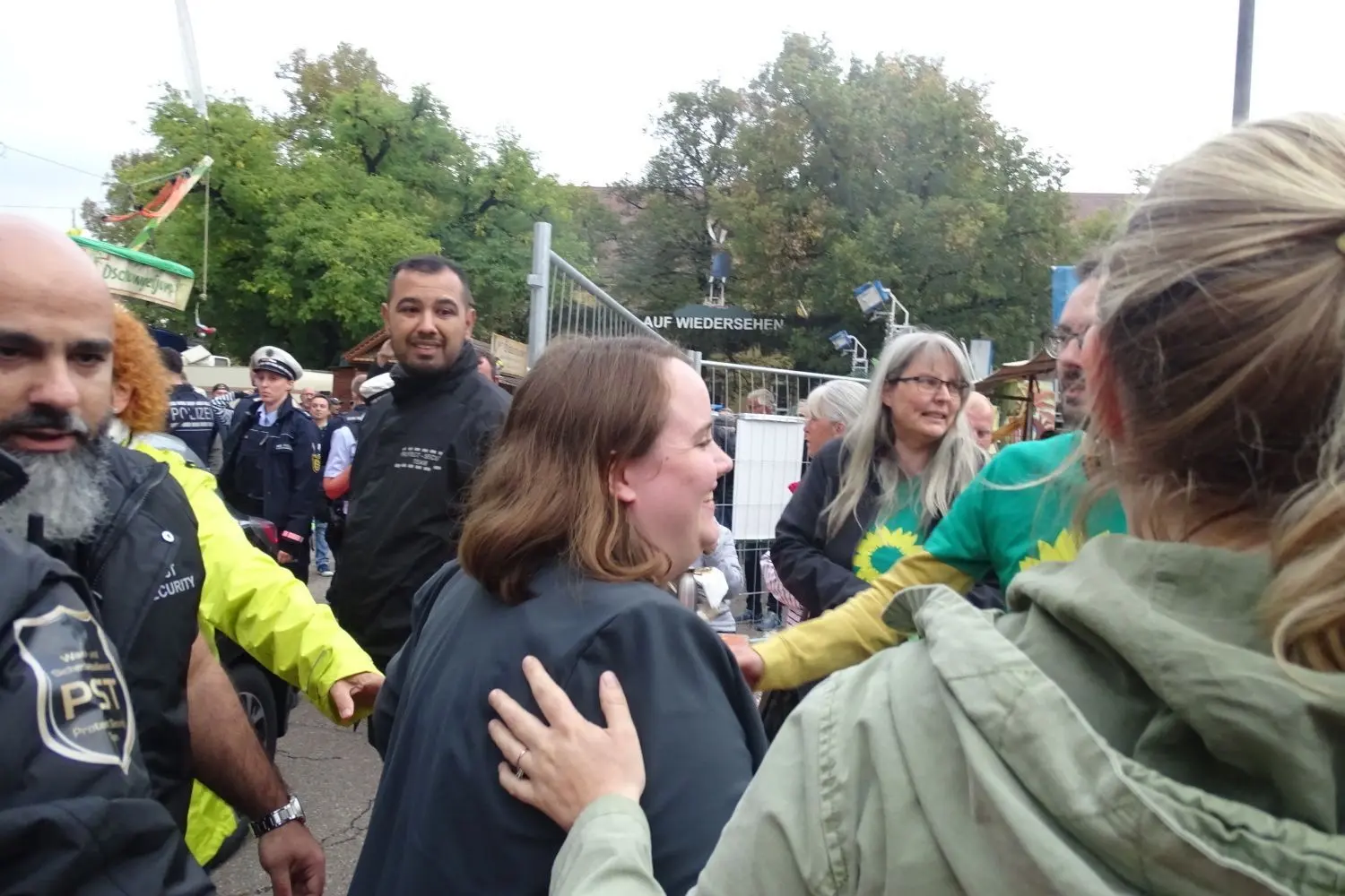 Plötzlich war die Grünen-Chefin Ricarda Lang beim alternativen Volksfestauftakt in Crailsheim mittendrin. Das war so nicht geplant.⇥