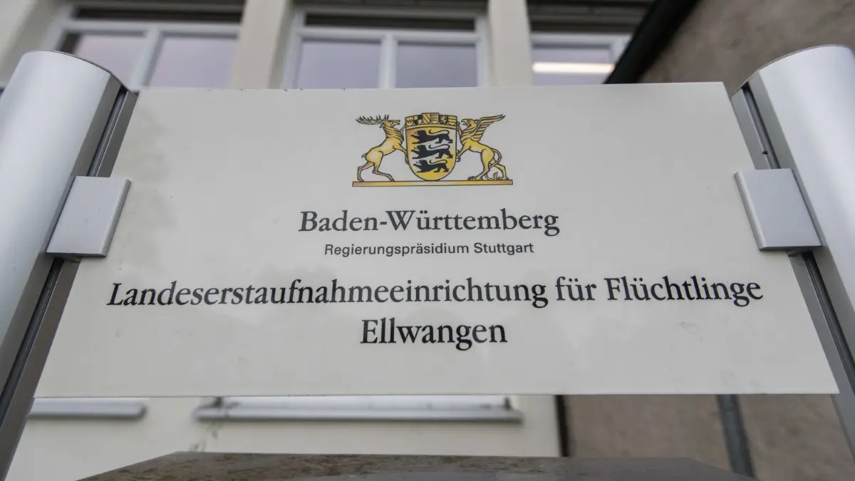 Die Landeserstaufnahmestelle Ellwangen.
ARCHIV - 15.06.2016, Baden-Württemberg, Ellwangen: Ein Schild weist auf die Landeserstaufnahmestelle für Flüchtlinge hin. (zu dpa: «Gemeinderat Ellwangen stimmt über Fortbestand der Landeserstaufnahmeeinrichtung (Lea) für Flüchtlinge ab" vom 14.02.2019) Foto: Daniel Maurer/dpa +++ dpa-Bildfunk +++