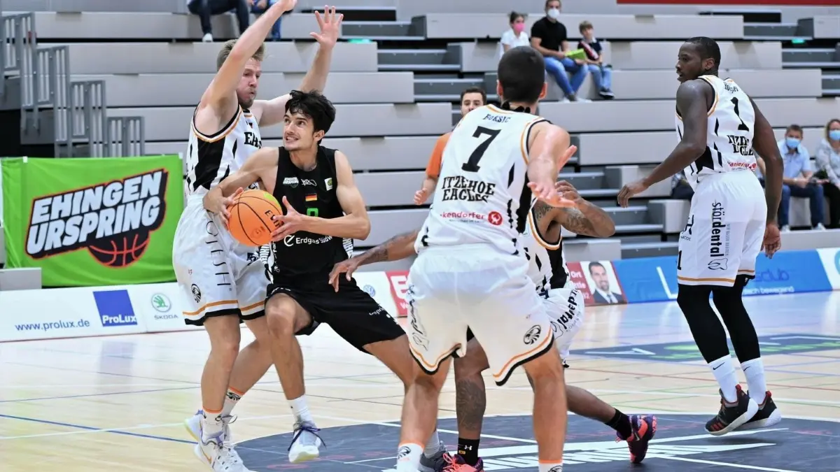 Tim Martinez (schwarzes Trikot) lief nach seiner Ausbildung beim Team Ehingen Urspring in der vergangenen Saison für Hanau auf.