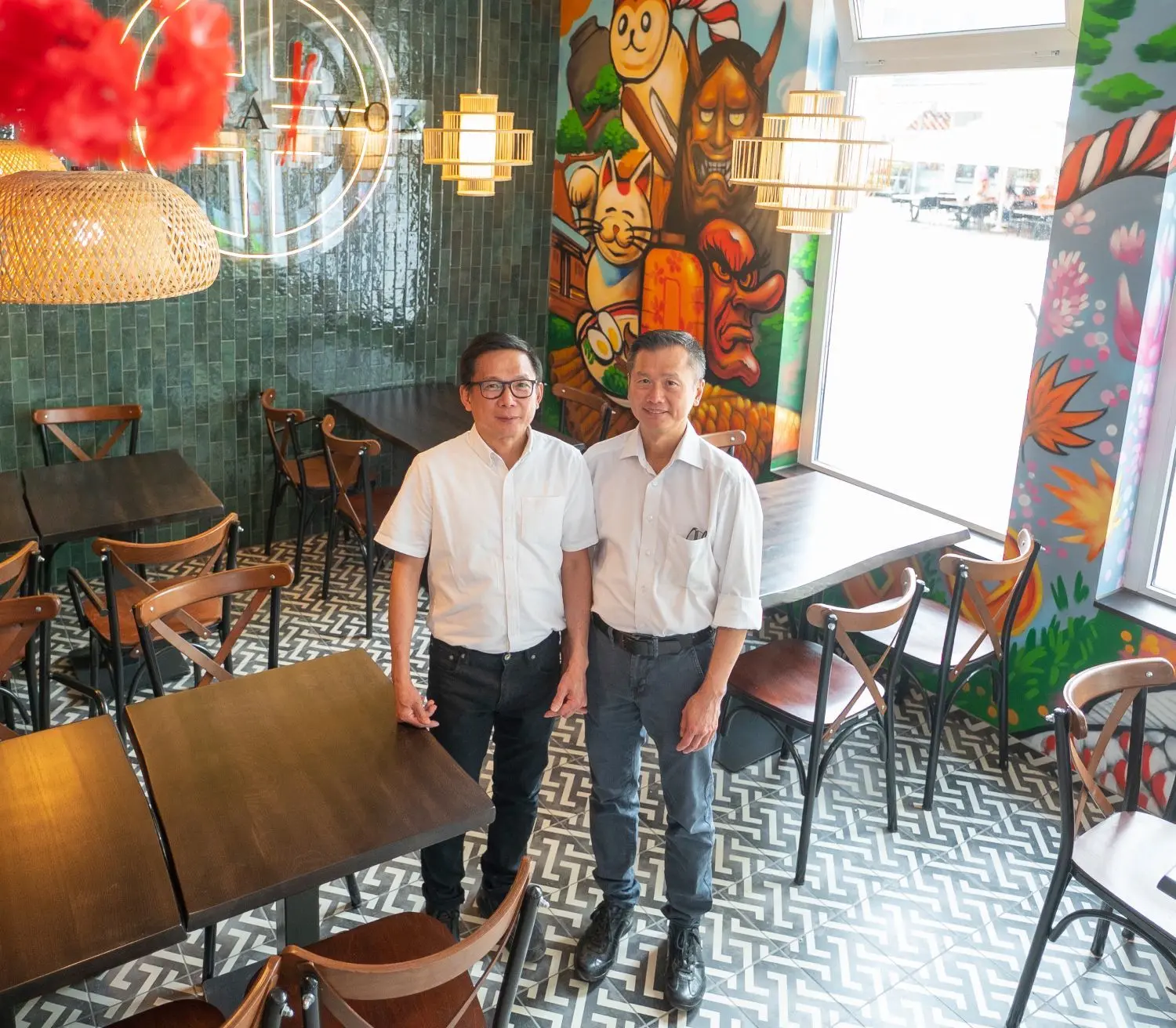 Dat und Bang Truong (v.links), die bisher Mitarbeiter waren, übernehmen das China Wok.