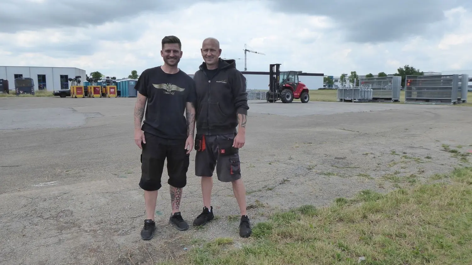 Fabian Kerscher und Frank Berghof, Geschäftsführer von Sounds of Hall, beim Aufbauen des Open-Air-Konzerts.⇥