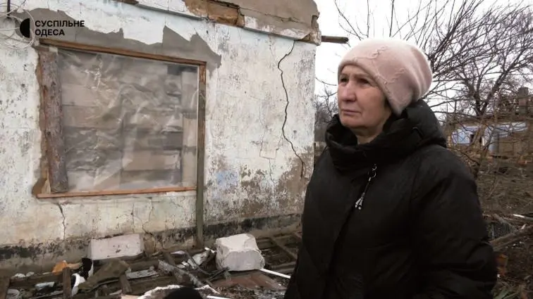 Eine Frau aus der Stadt Arzis, die vom Ermstal aus angefahren wird, vor ihrem Haus, das dem Angriff nicht stand hielt.⇥