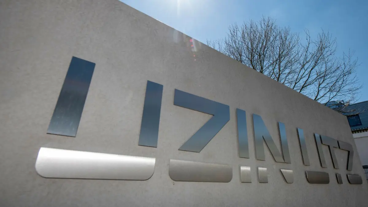 Uzin Utz hat seine Flächen im Donautal vergrößert.
ARCHIV - 20.04.2022, Baden-Württemberg, Ulm: An der Konzernzentrale der Uzin Utz AG steht der Firmenschriftzug. Der Hersteller von Bodenverlegesystemen hat in den ersten neun Monaten dieses Jahres deutlich weniger Gewinn gemacht. (zu dpa «Bodenspezialist Uzin Utz mit mehr Umsatz und weniger Gewinn») Foto: Stefan Puchner/dpa +++ dpa-Bildfunk +++