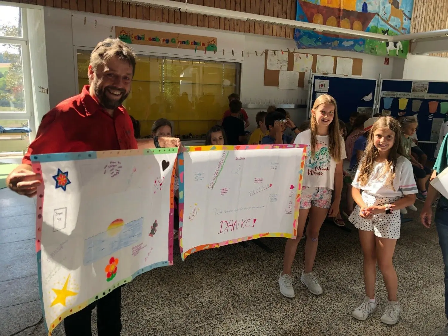 Nicht nur die Kinder bekamen Geschenke, sondern sie schenkten auch etwas zurück: Rektor Armbruster erhielt von Anna und Mara am letzten Schultag ein Dankeschön-Plakat.