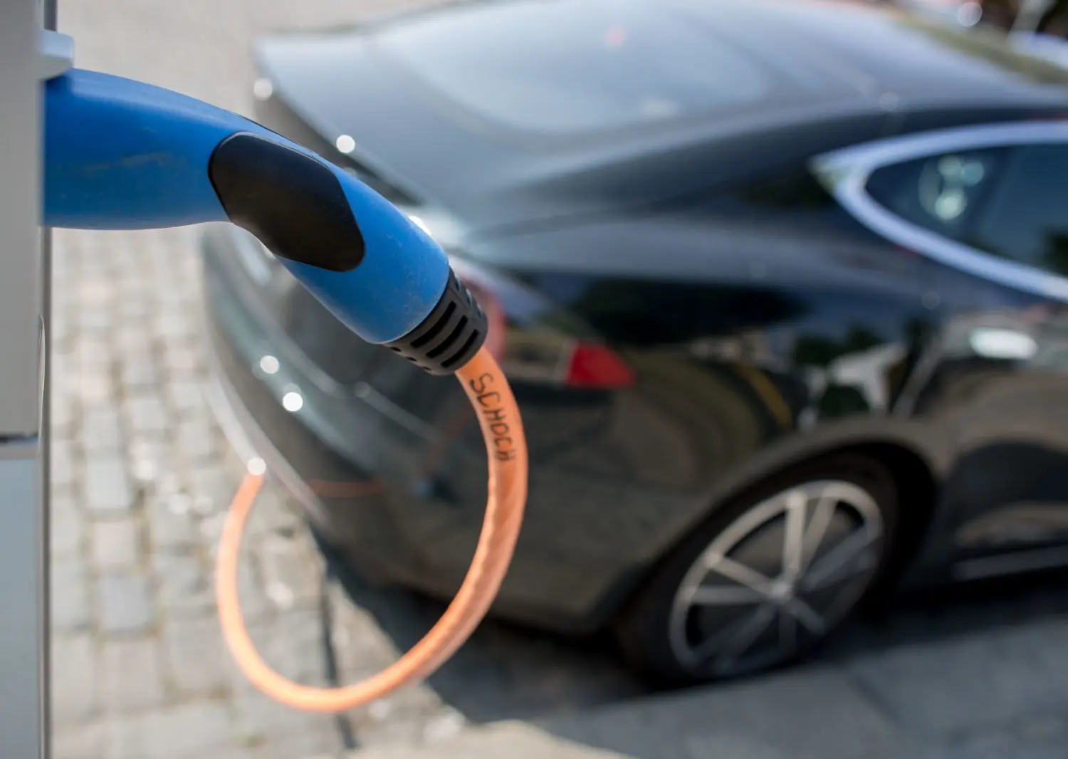 Eine Branche im Wandel: Hier lädt ein E-Auto an einer öffentlichen Zapfsäule. Bald sollen es Millionen batteriebetriebene Flitzer in ganz Deutschland sein.