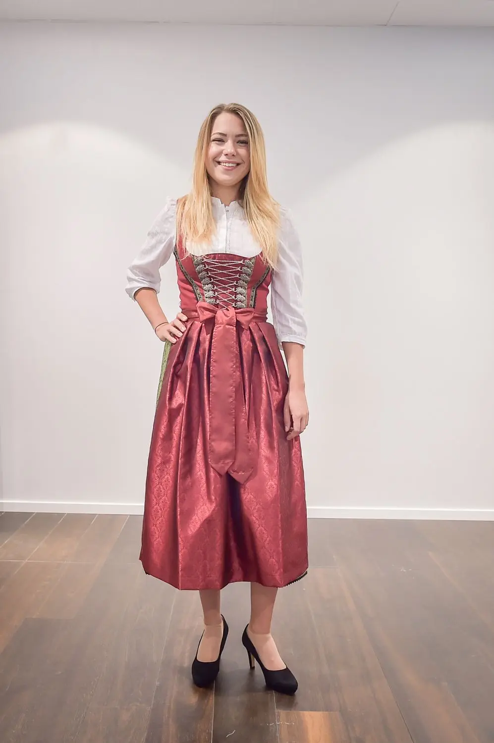 Eigentlich gehören zur Tracht Ballerinas mit Spange, hohe Schuhe gehen aber auch.