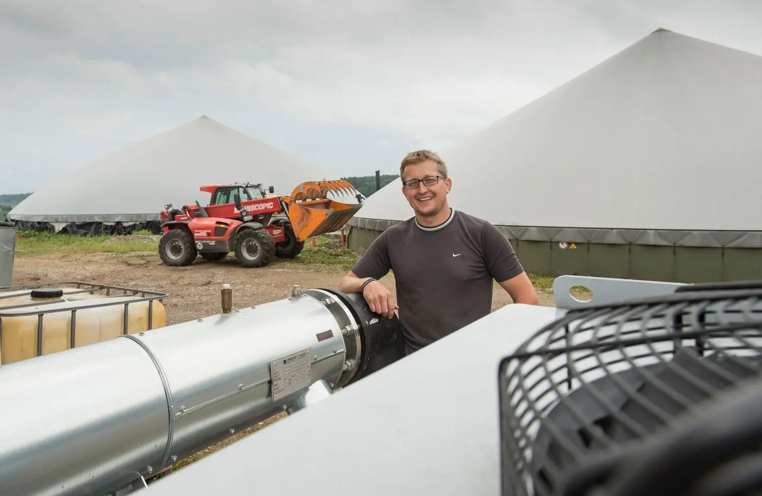 Rainer Schneider betreibt eine Biogasanlage am Ortsrand von Schnürpflingen.  ⇥