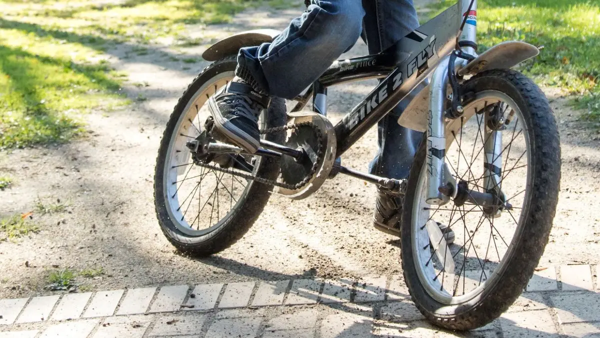 Ein Autofahrer hat in Deggingen einem Kind auf dem Fahrrad die Vorfahrt genommen und einen Unfall verursacht. (Symbolbild)
ILLUSTRATION - Zum Themendienst-Bericht vom 12. August 2020: Ein Sturz mit dem Fahrrad gehört in vielen Situationen zum allgemeinen Lebensrisiko. Foto: Christin Klose/dpa-tmn - Honorarfrei nur für Bezieher des dpa-Themendienstes +++ dpa-Themendienst +++