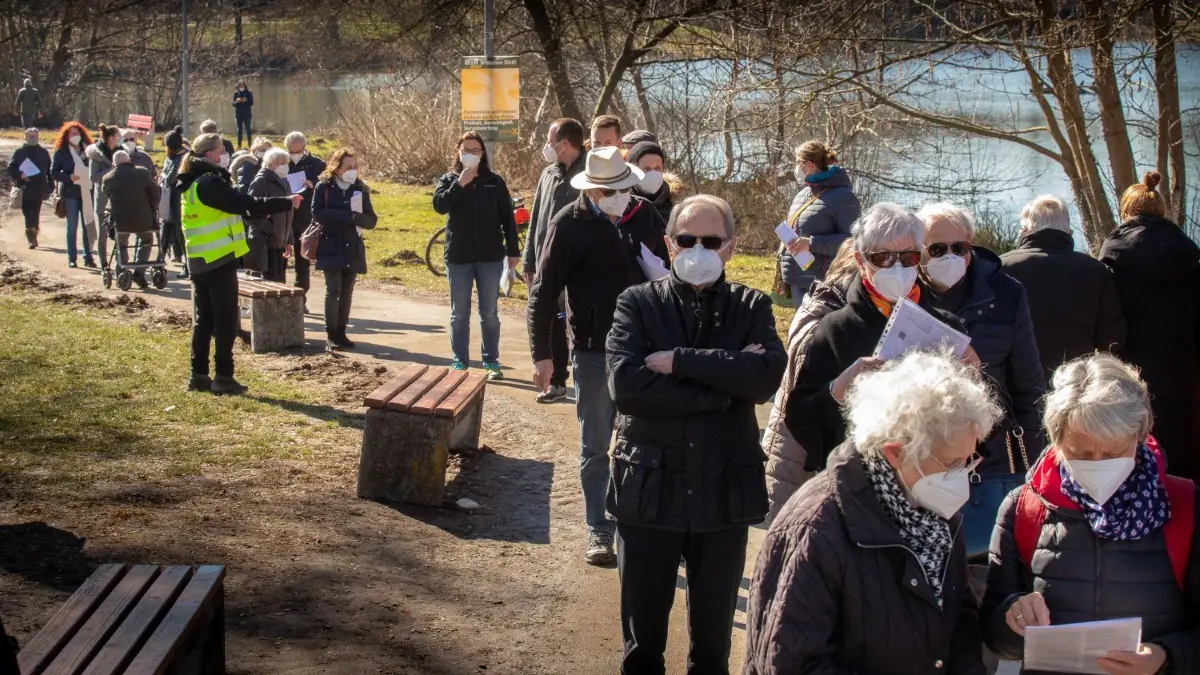 Schlangen vor dem Impfzentrum Ulm bei den Messehallen in der Friedrichsau. Das dürfte bald nicht mehr stattfinden, denn die Hälfte der Impfungen im IZU muss ab nächster Woche bis voraussichtlich Ende Juni abgesagt werden.⇥
Warten vor dem Impfzentrum. Clearingstelle wurde eingerichtet