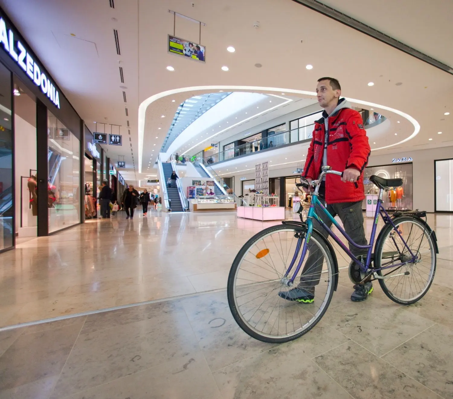 In Neu-Ulm führt die Radfahrachse „Grüne Brücke“ durch die Glacis Galerie. Eigentlich auch außerhalb der Öffnungszeiten.