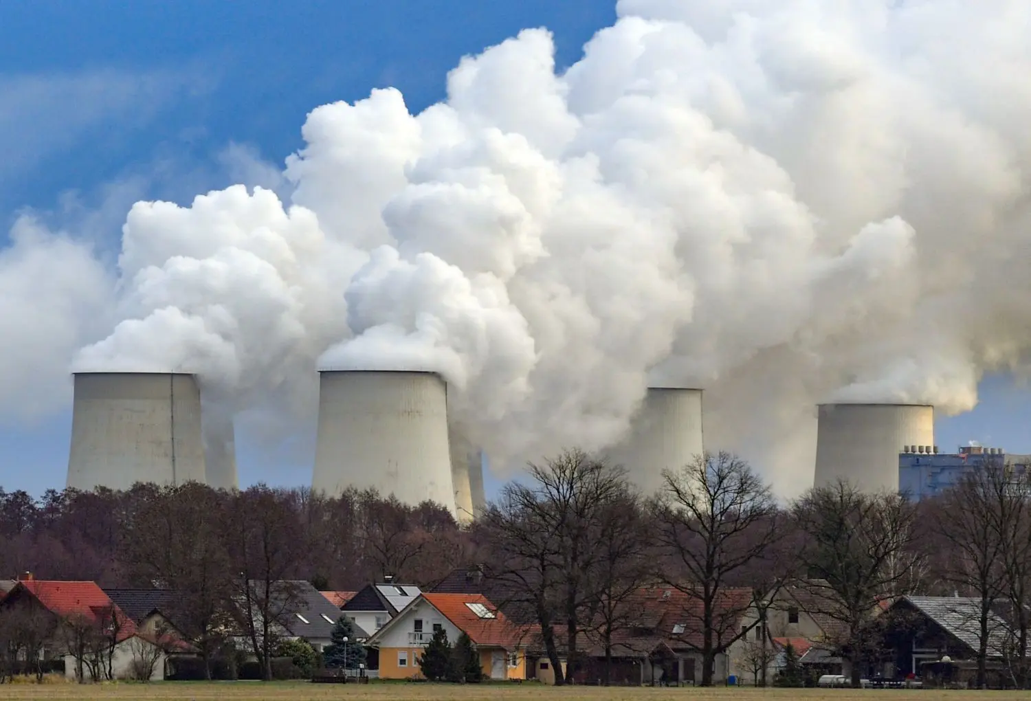 Hier soll erstmals versuchsweise CO gebunden werden: Das Braunkohlekraftwerks Jänschwalde der Lausitz Energie Bergbau AG. ⇥