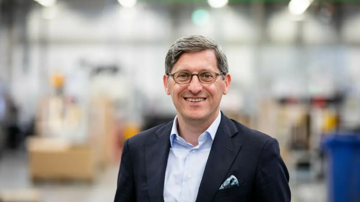 Klaus Geißdörfer will das Unternehmen weiterentwickeln und zukunftsorientiert aufstellen.⇥
23.06.2022, Baden-Württemberg, Mulfingen: Klaus Geißdörfer, Vorsitzender der Gruppengeschäftsführung der EBM-Papst Gruppe, steht in einer Produktionshalle am Firmensitz in Mulfingen. Die EBM-Papst Gruppe hat bei einer Pressekonferenz die Zahlen des Geschäftsjahrs 2021/2022 präsentiert. Foto: Christoph Schmidt/dpa +++ dpa-Bildfunk +++