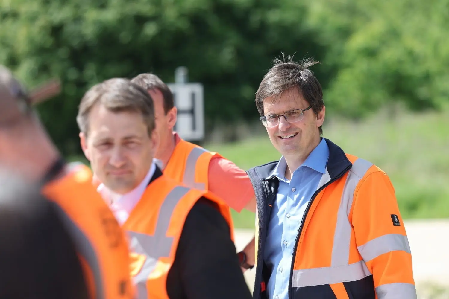 Professor Tobias Bernecker vom Zweckverband Regionalstadtbahn und ENAG-Vorsitzender Carsten Ströhle erklären die Arbeiten zur Elektrifizierung der Ermstalbahn.