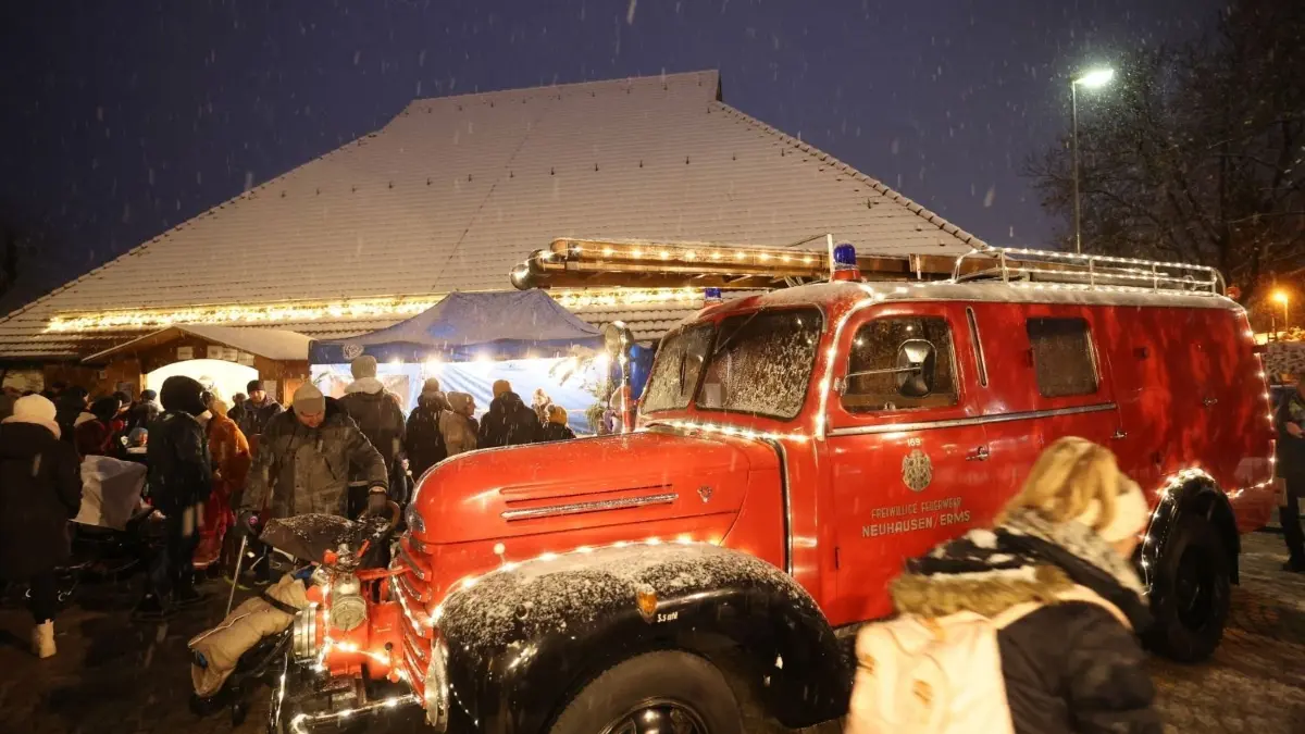 Die Feuerwehr hatte ihre Oldtimer festlich geschmückt.
Lichterglanz