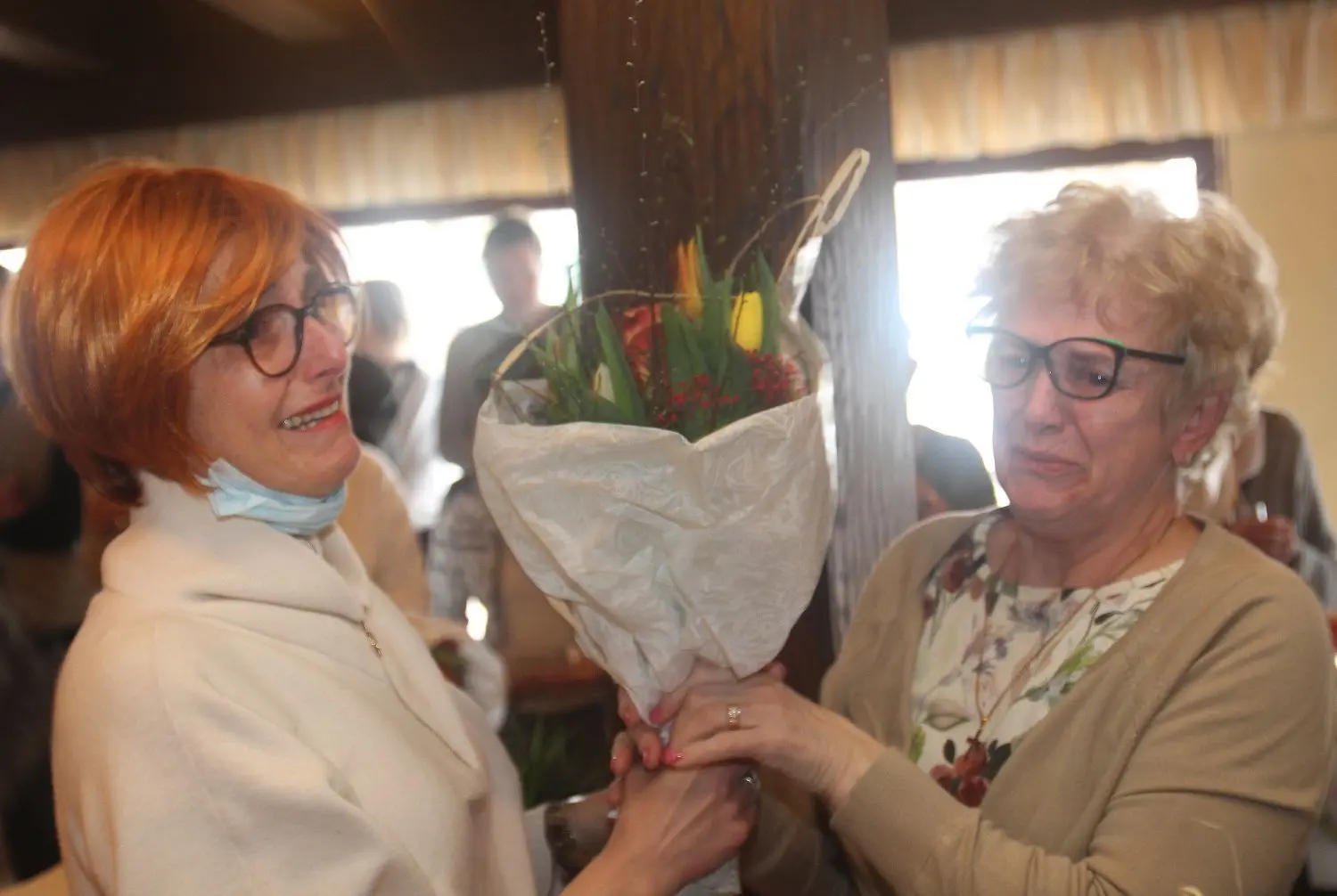 Blumen zum Abschied: Alina Conti und ihre Mama Marinella bei der Feier in der Hechinger Tennisgastronomie.⇥