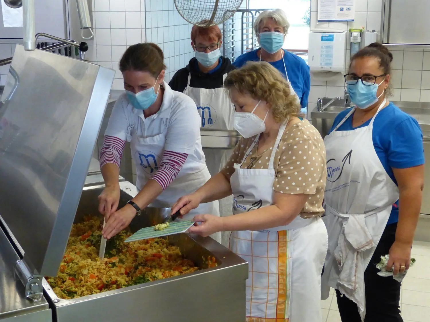 Eva Just (hinten rechts) und ihre Mitstreiterinnen legen beim Kochen viel Kreativität an den Tag.⇥