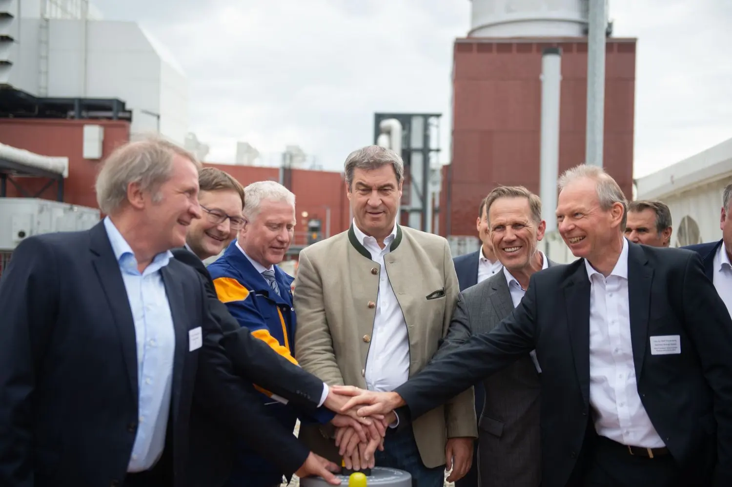 Der entscheidende Knopfdruck: Ministerpräsident Markus Söder sowie Verantwortliche der am Bau beteiligten Firmen nehmen das Not-Kraftwerk in Betrieb.