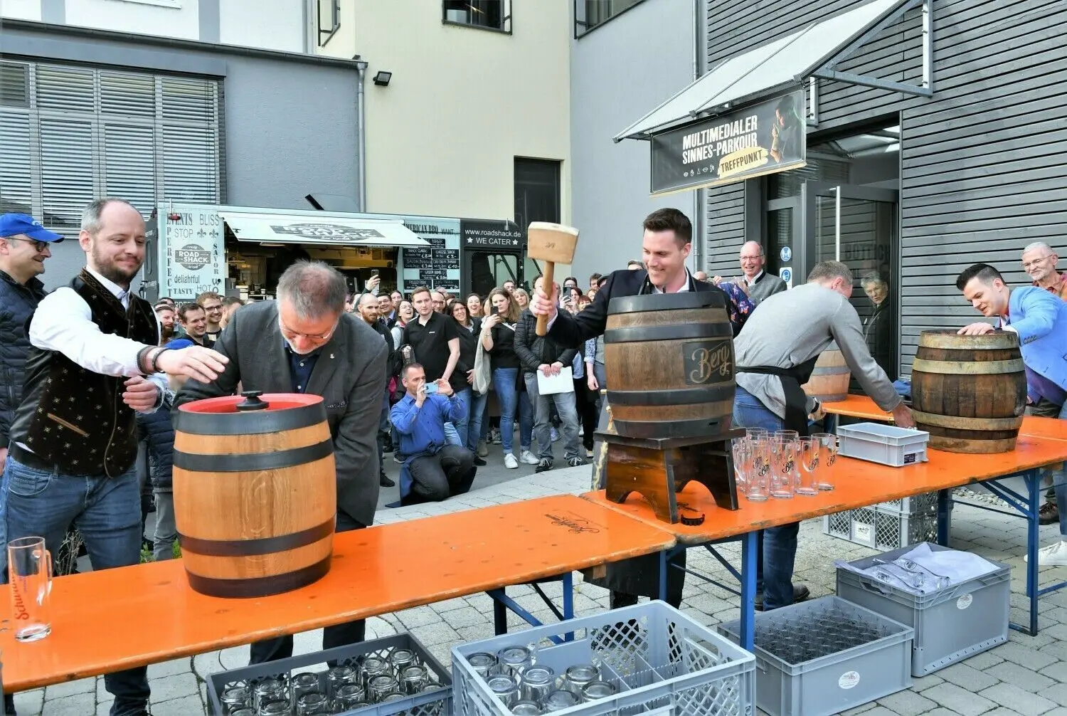 Beim Fassanstich zur Nacht der offenen Brauereien in Berg hatte der CDU-Landtagsabgeordnete Manuel Hagel den Zapfhahn in Rekordzeit in das Bierfass getrieben.