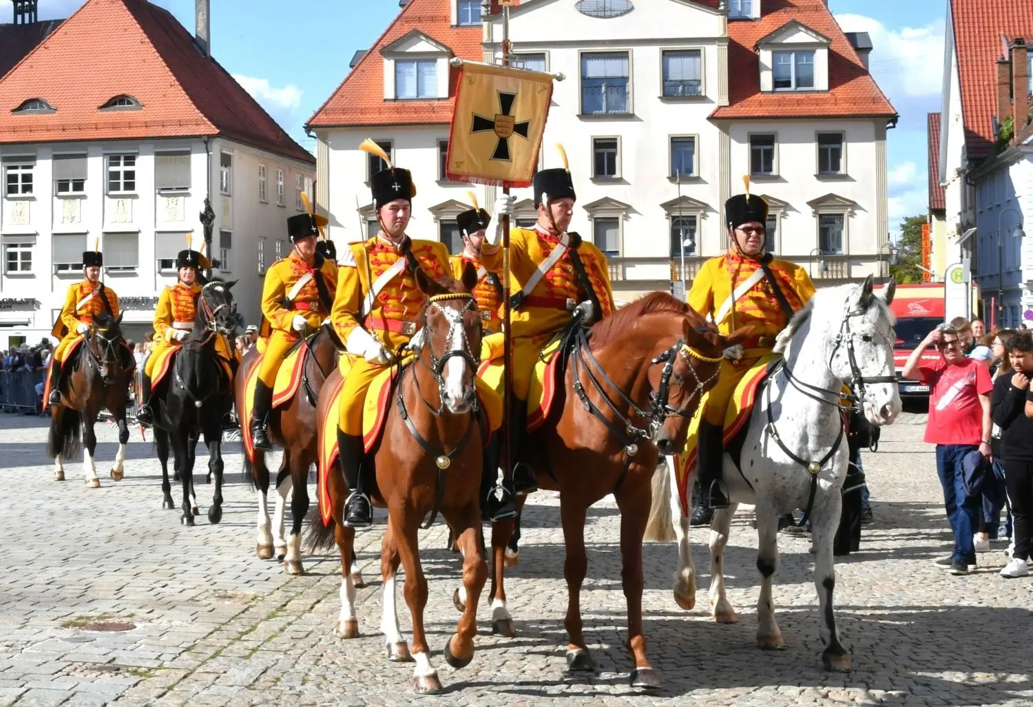 Musikkappellen aus Ehingen, historische Bürgerwachen und Milizen aus 48 Orten in Baden-Württemberg und rund 2000 Teilnehmer "im bunten Rock" waren am Sonntag zu Gast in Ehingen.