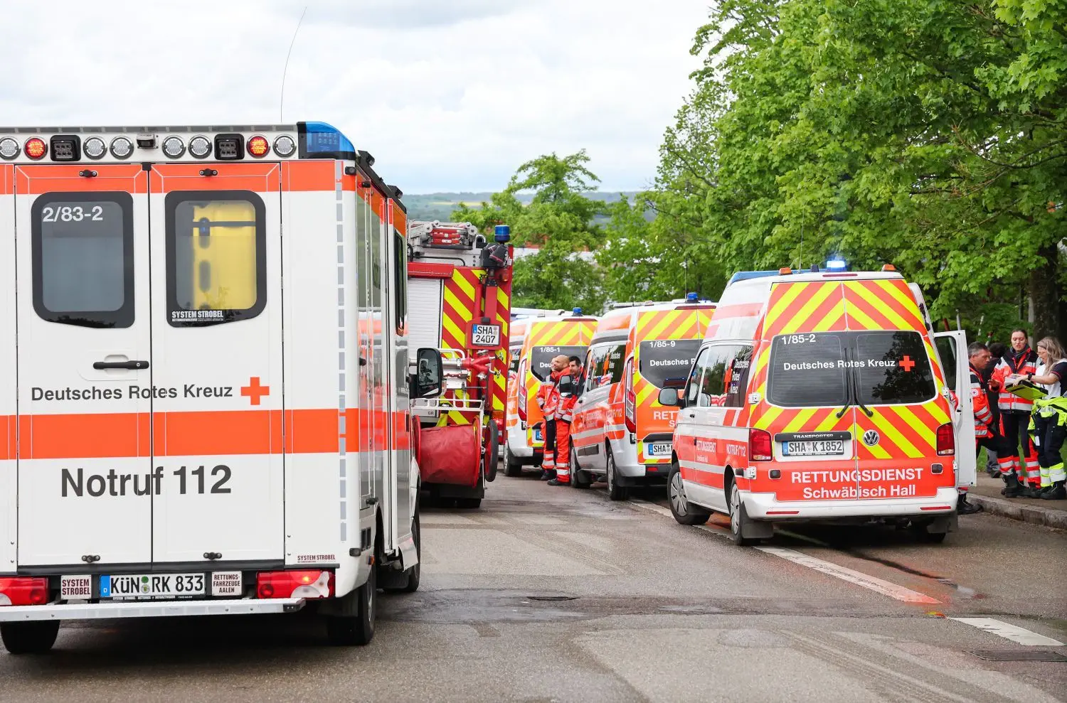 Zahlreiche Fahrzeuge der Rettungsdienste stehen vor dem Berufschulzentrum in Reserve.