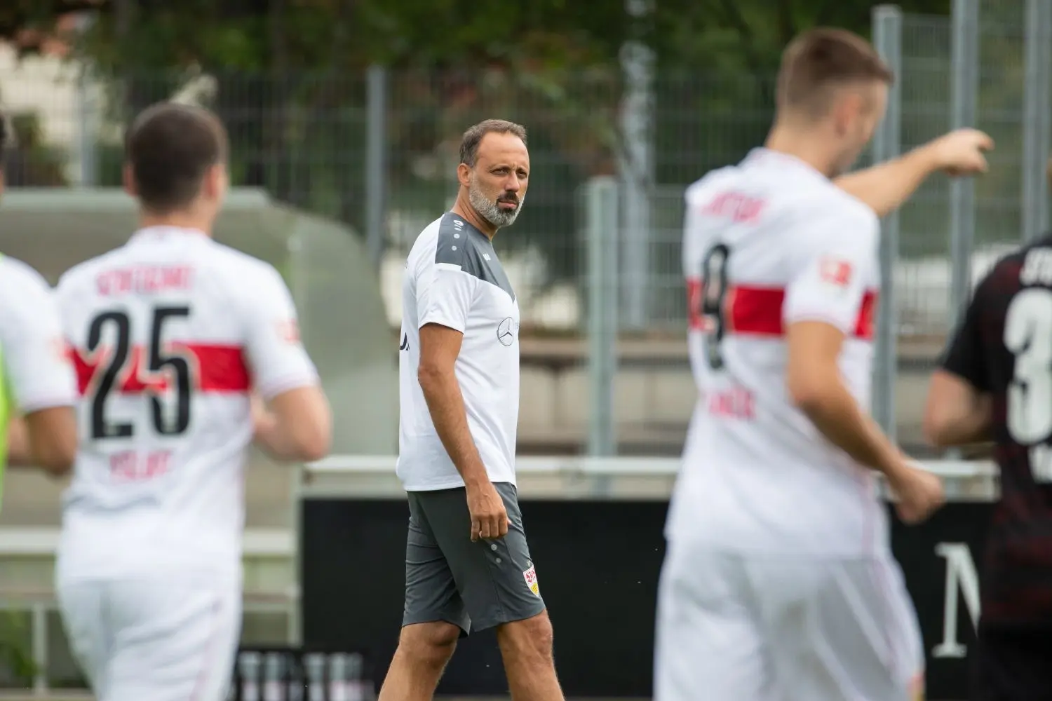 Trainingsauftakt beim VfB Stuttgart. In der Mitte: Trainer Pellegrino Matarazzo. ⇥Foto: Tom Weller/dpa