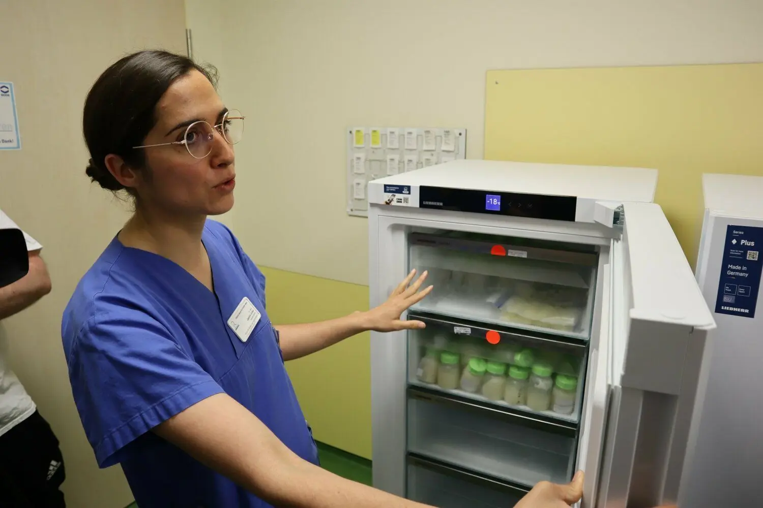 Assistenzärztin Dr. Jasmin Joiko zeigt die Gefrierschränke, in denen die Vorräte der Frauenmilchbank gelagert werden.⇥