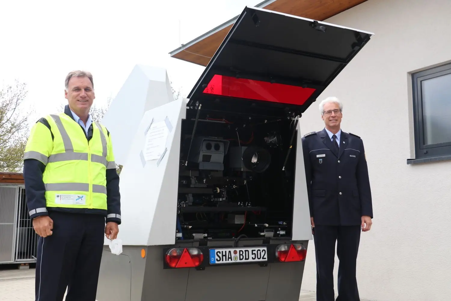 Polizeipräsident Reiner Möller (links) und Verkehrspolizeiinspektions-Leiter Thomas Heiner präsentieren den 150 000 Euro teuren Enforcement Trailer.⇥