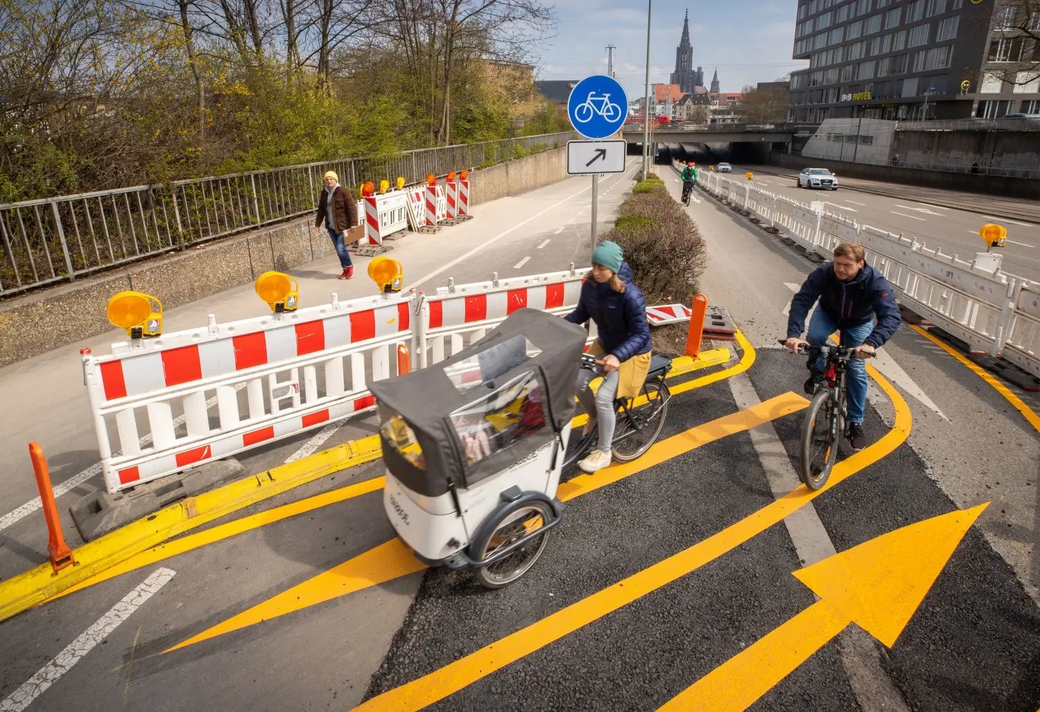 Ein Provisorium, aber ein gutes, sagt Martin Rivoir: Der Radweg durch die Unterführung verläuft derzeit auf der Straße.⇥