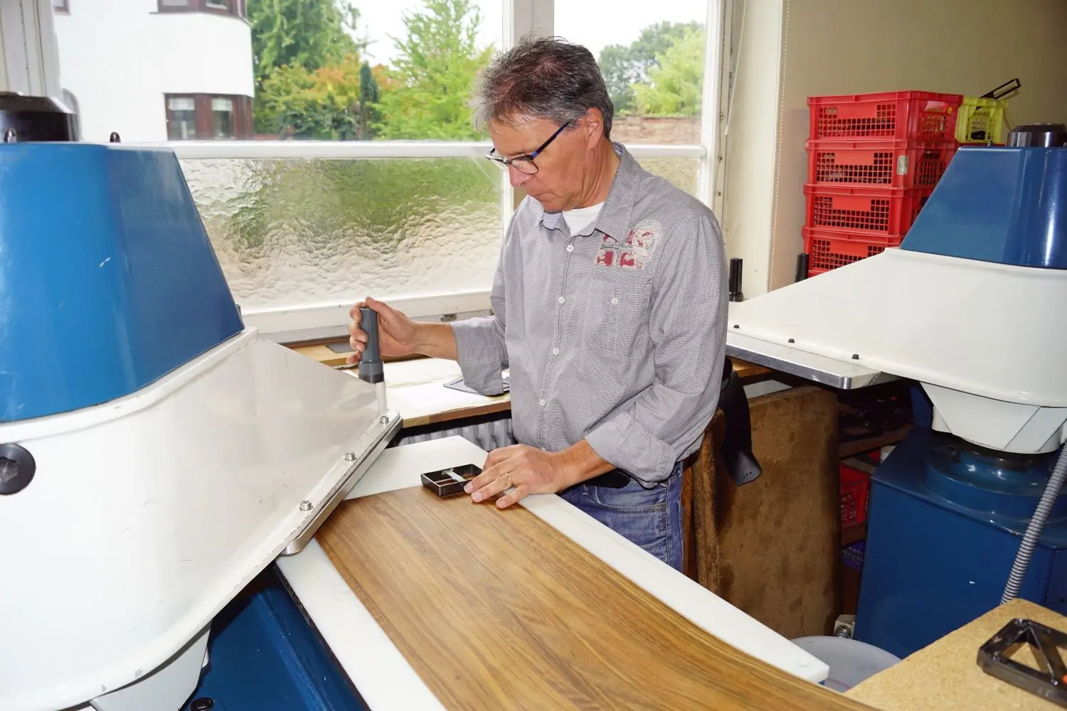 In der Lederwarenmanufaktur Göppel in Berkheim bei Hubert Göppel werden die Handtaschen genäht – auch aus Holz.⇥