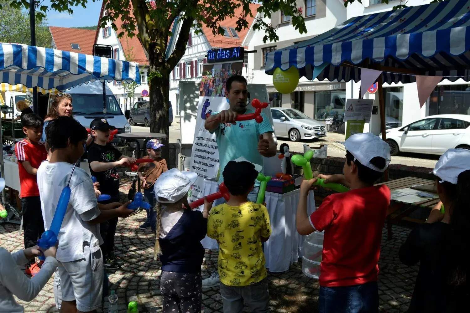 „Bino“ war gefragt bei den Kids, die am Tag des Nachbarn in Dettingen lernen wollten, wie ein Hund aus einem Luftballon entsteht.