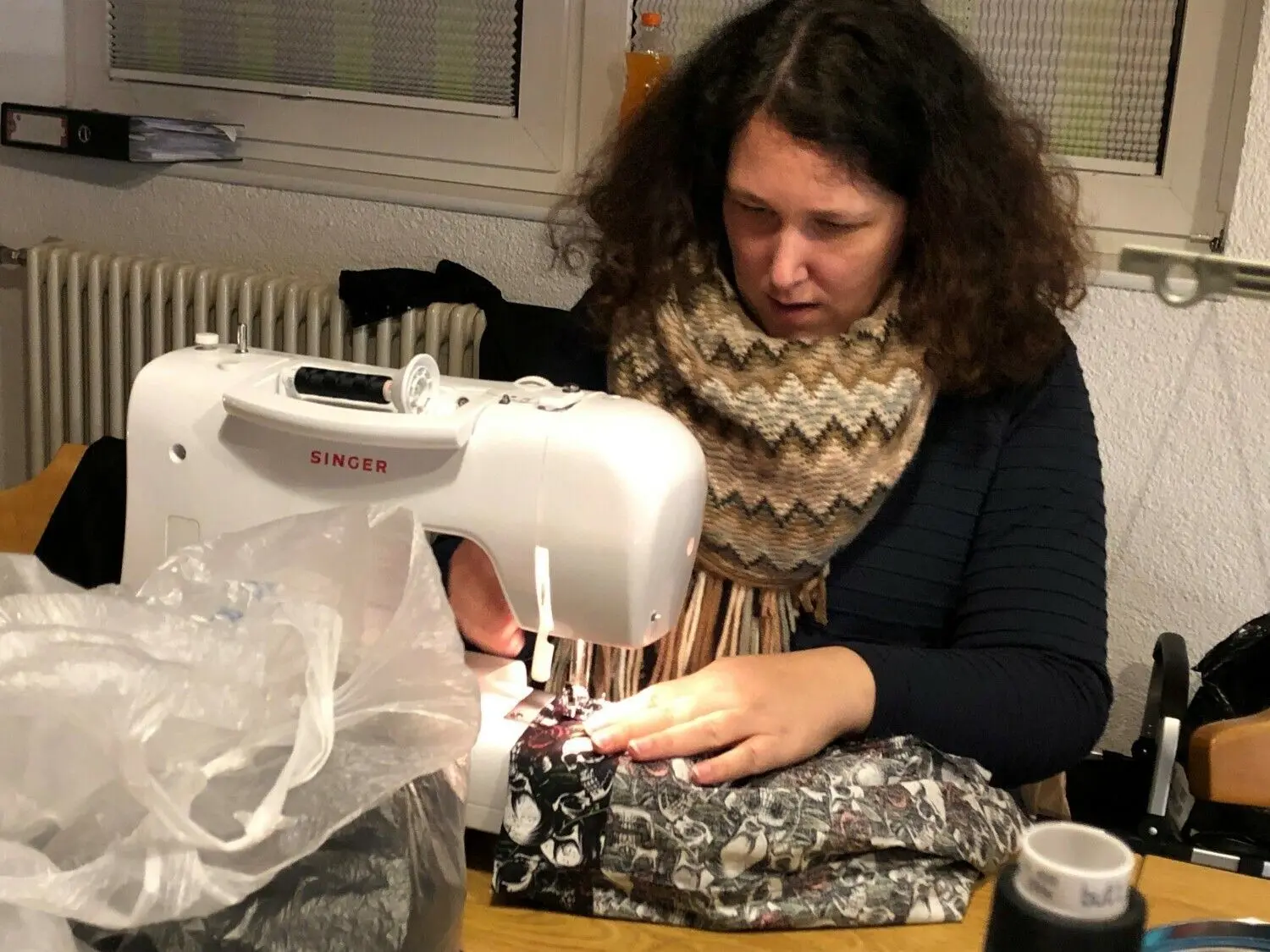 Daniela Baur ist versiert an der Nähmaschine. ⇥