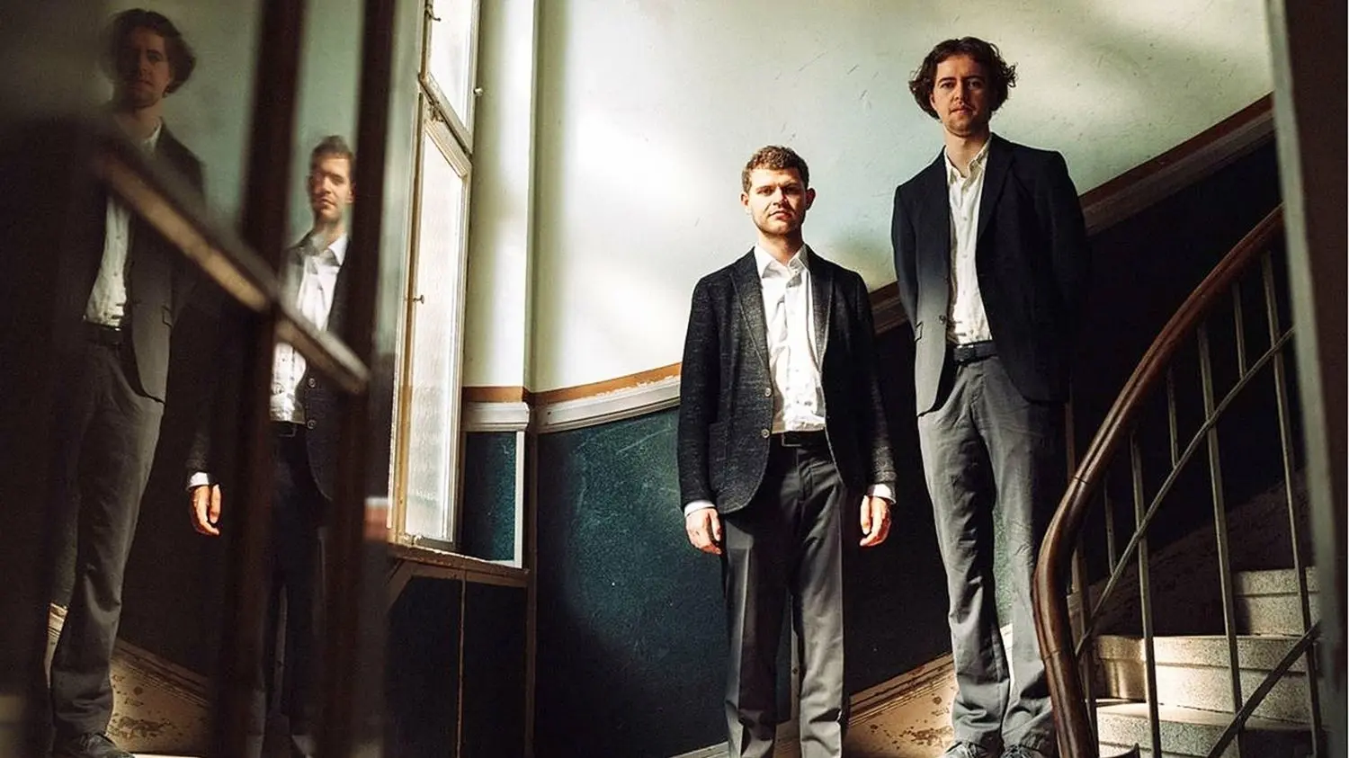 Samuel Restle (links) und Lukas Wögler gastieren mit ihrer 16-köpfigen Bigband am Freitag, 15. Dezember, in der Alten Synagoge in Hechingen. Auf dem Programm stehen jazzige Eigenkompositionen des Hechingers.⇥