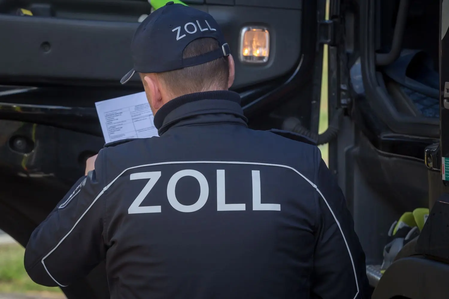 Bei einer Kontrolle entdeckten die Zöllner im Tank eines LKW Heizöl anstelle von Dieselkraftstoff.