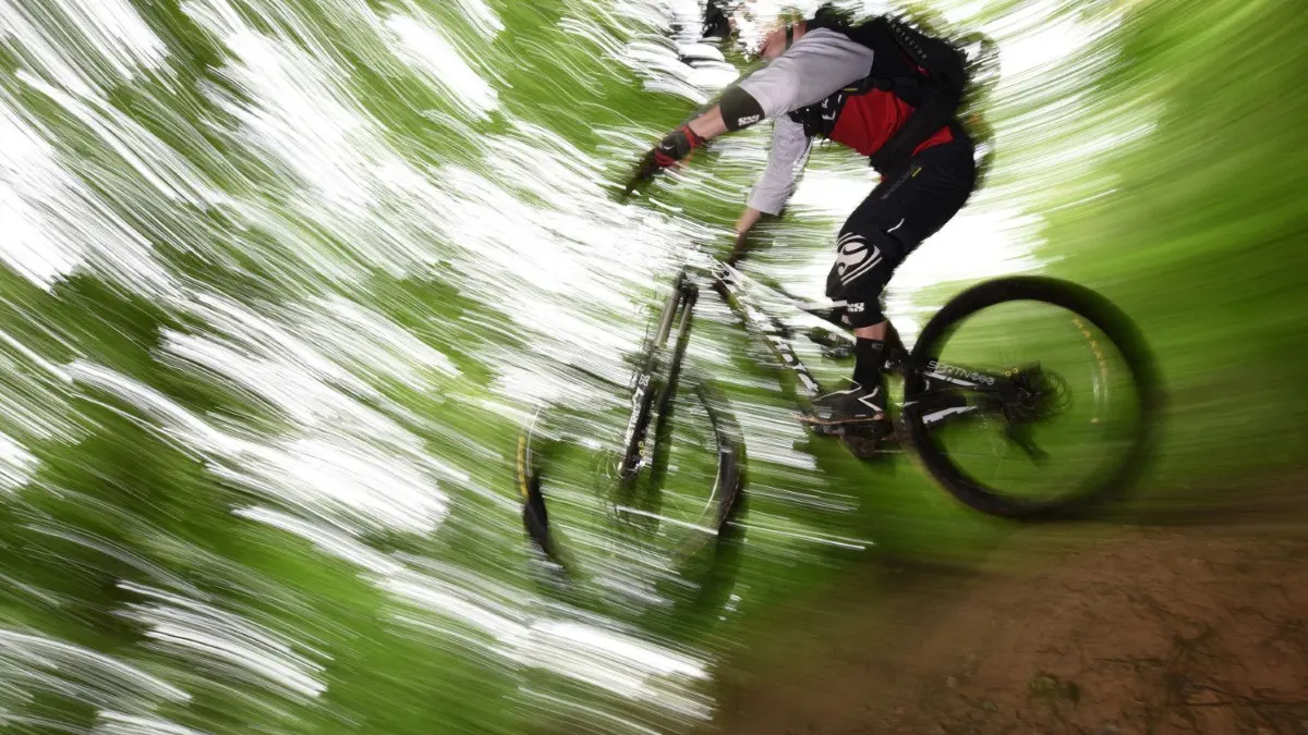 Die Bergwacht war mit elf Bergrettern vor Ort, um dem verletzten Mountainbiker zu helfen.
SYMBOLBILD - 20.06.2015, Baden-Württemberg, Freiburg: ILLUSTRATION - Ein Mountainbiker springt auf dem Canadian Trail bei Freiburg durch den Wald. (zu dpa: «Bergwacht bittet wegen Corona um erhöhte Vorsicht in der Natur») Foto: picture alliance / dpa +++ dpa-Bildfunk +++