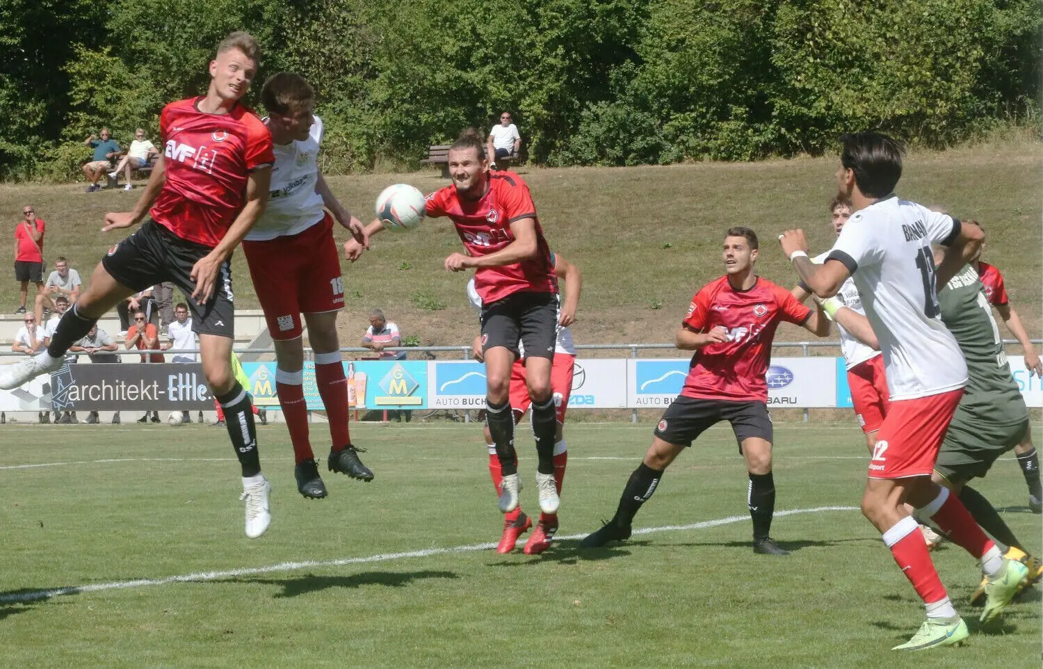 Beim 4:1-Sieg des Göppinger Sportvereins bei der TSG Backnang sorgten die SV-Neuzugänge Frederik Schumann (links, im roten Trikot) und Mijo Tunjic (Mitte) für viel Druck auf das Tor des Gastgebers.⇥