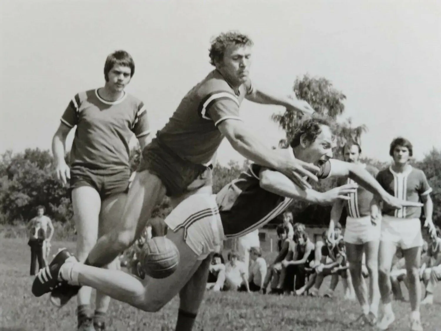 Alois Heinrich beim Torwurf bei den Vöhringer Handballern im Jahr 1969.