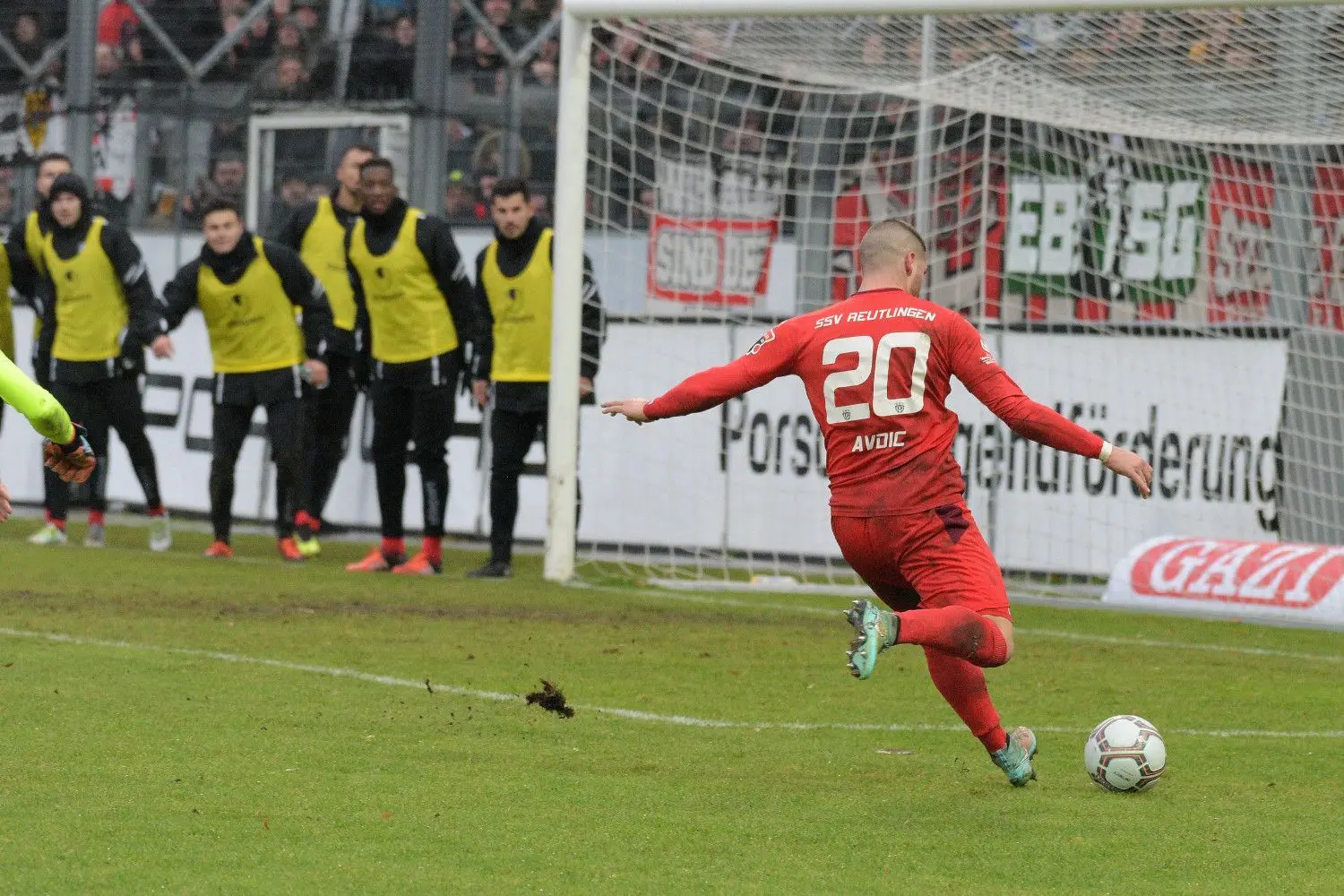 Das Tor ist leer, doch Reutlingens Marcel Avdic bringt aus sechs Metern Entfernung den Ball nicht im Gehäuse der Kickers unter.⇥