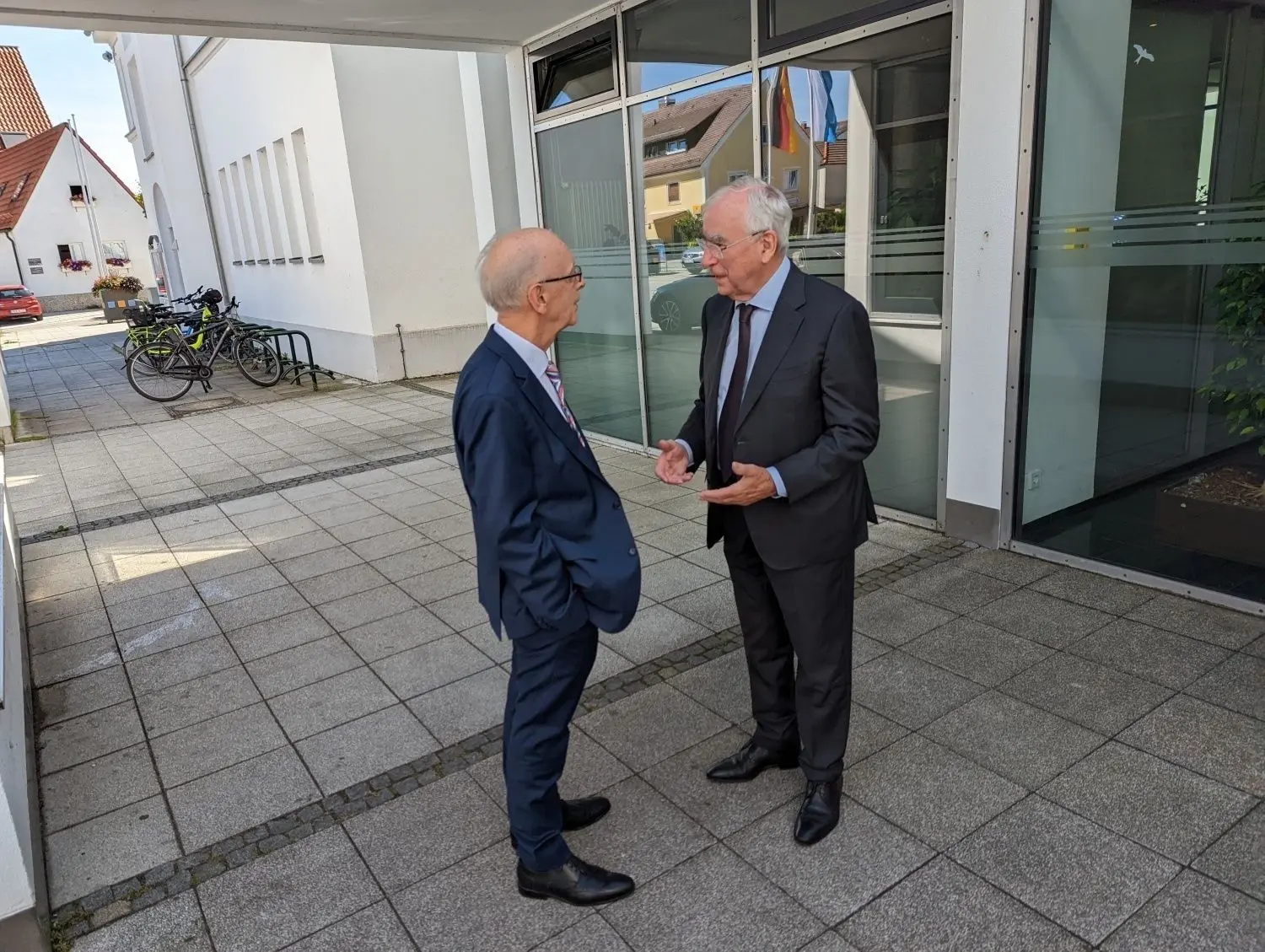 Alt-Landrat Erich-Josef Geßner (links) im Gespräch mit Theo Waigel.