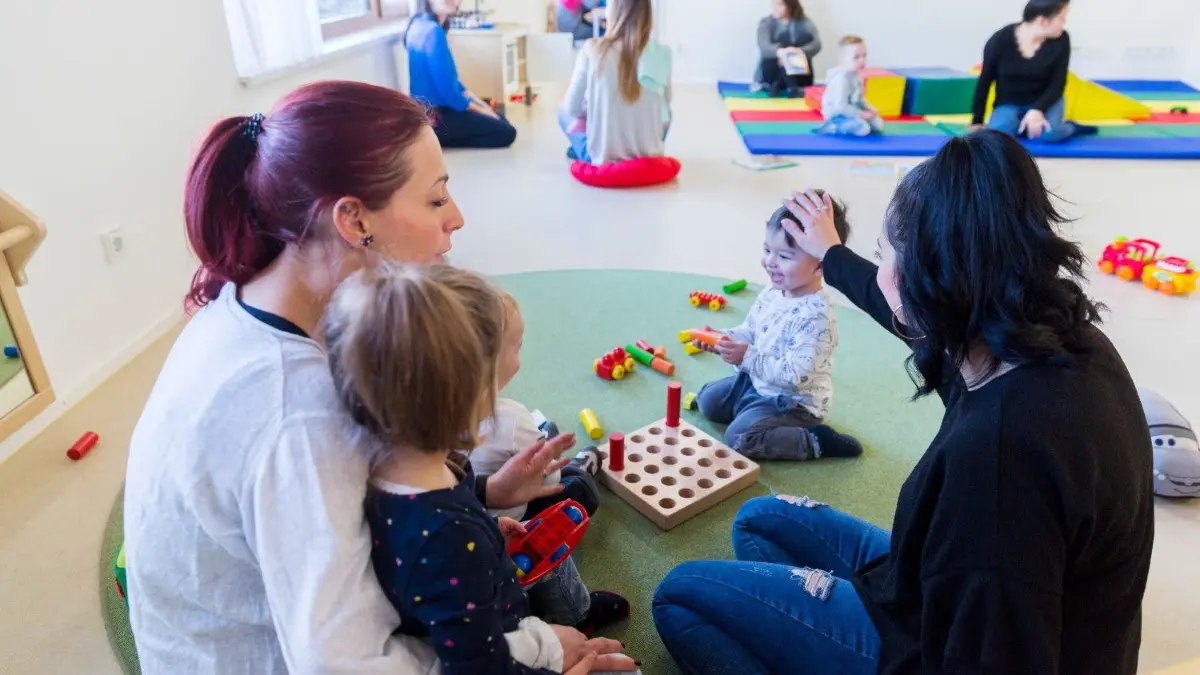 Für die Mütter ist der Familientreff eine Gelegenheit, um sich untereinander auszutauschen. Die Kinder freuen sich über die Zeit zum Spielen gemeinsam mit Gleichaltrigen. Ehrenamtliche, die Eltern und Kinder betreuen, werden dringend gesucht. ⇥
Geislingen, Geislinger Familientreff im Kinderhaus der kleinen Siedlungsstrolche