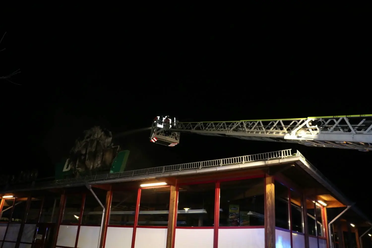 Brand in Schwäbisch Hall Leuchtkasten brennt beim Gartencenter Dehner