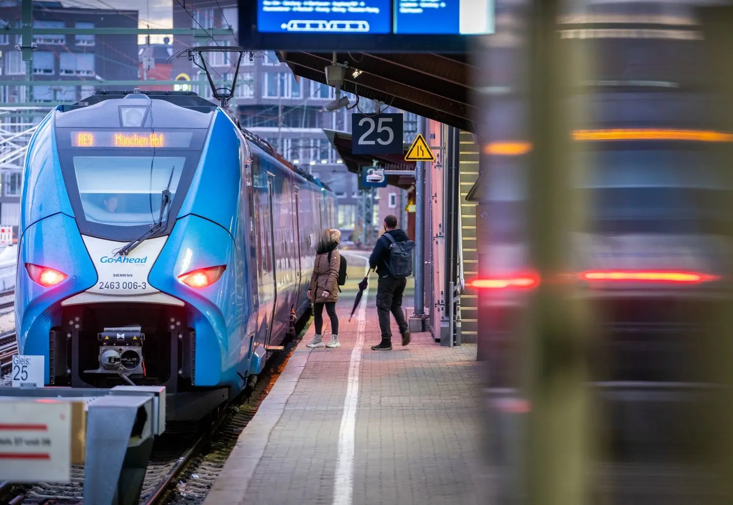 Vom Streik war ganz überwiegend der Schienenriese „Deutsche Bahn“ betroffen. Konkurrenz-Betreiber wie etwa das Unternehmen Go-Ahead betonten, dass nicht gestreikt werde. Zu einzelnen Ausfällen oder Verspätungen könne es trotzdem kommen, weil einige Lokführer von der Deutschen Bahn „ausgeliehen“ sei.