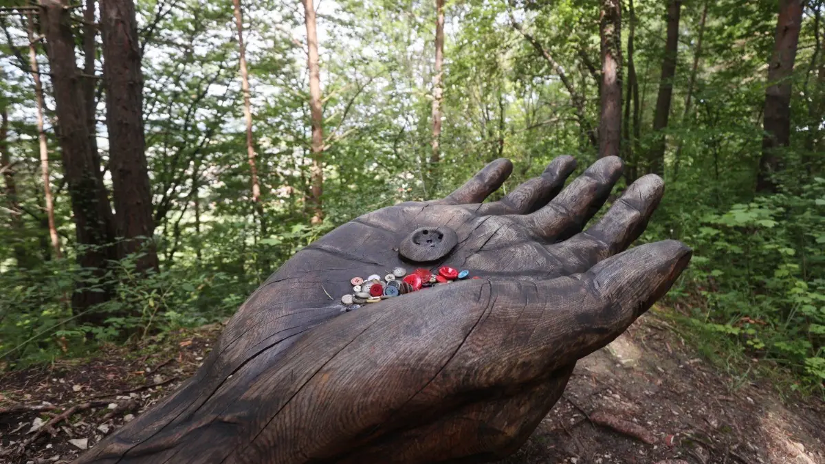 Die hölzerne Hand, in die die Wanderer Knöpfe werfen können.
Sagenweg Hand