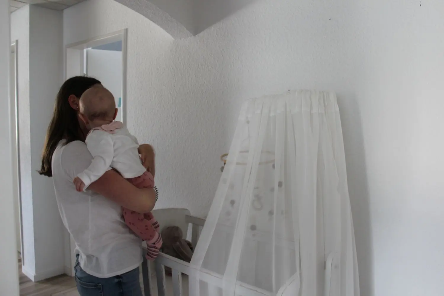 Jessica K. mit ihrer fünf Monate alten Tochter. Für die junge Mutter gehörten Schmerzen beim Stillen und Brustentzündungen zum Alltag. Doch das muss nicht so sein.