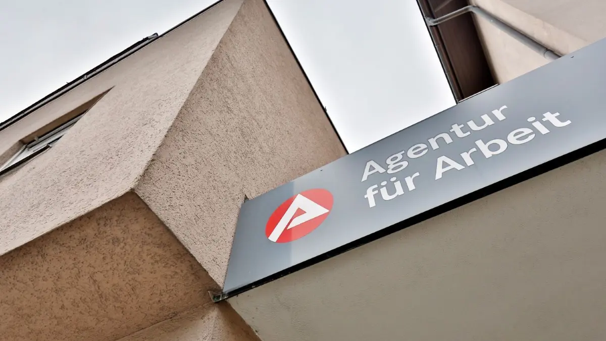 Die Geschäftsstelle der Arbeitsagentur in Geislingen: Dort sind 1192 Menschen arbeitslos gemeldet, davon 606 Frauen.
Agentur für Arbeit Geislingen, Schriftzug
