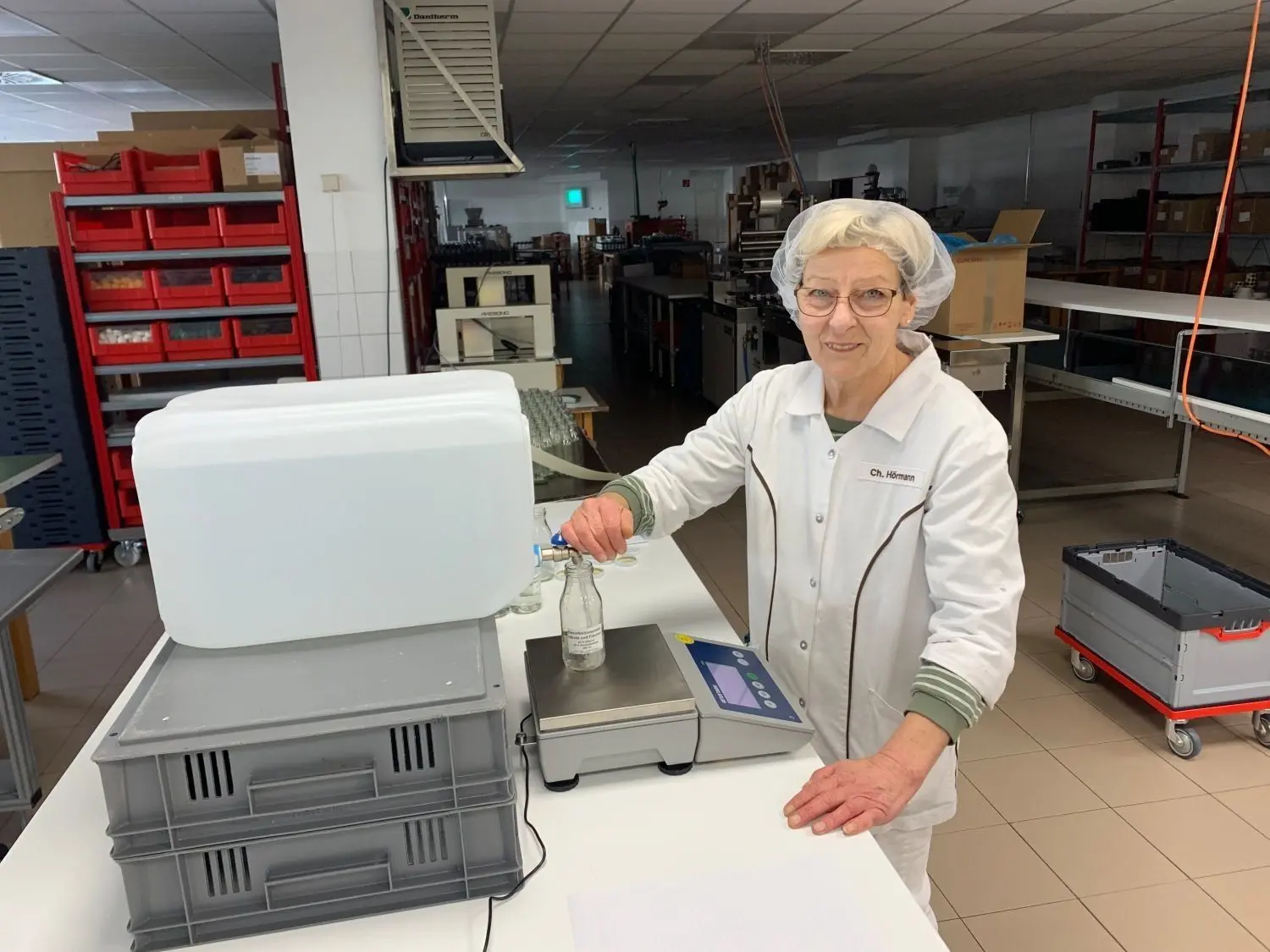 Statt Pralinen zu verpacken, füllt Mitarbeiterin Christa Hörmann derzeit in der Confiserie Desinfektionsmittel ab. 
