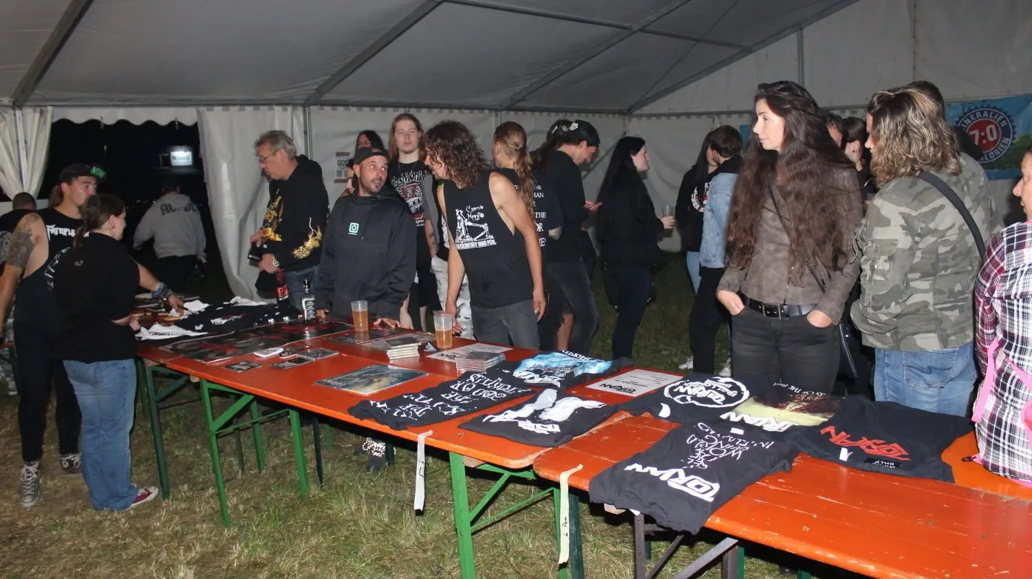 Merchandise, also Verkauf von Fanartikeln, muss ein.