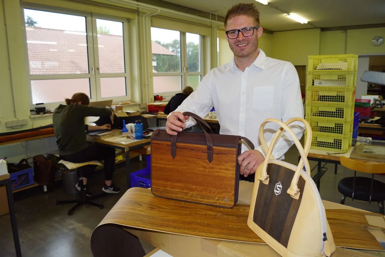 Handtaschen mit Holzfurnier lässt der Unterrother Jungunternehmer Sebastian Sturm in Berkheim herstellen.⇥