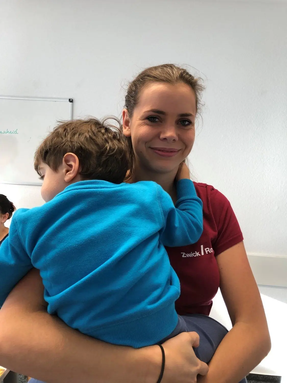 Als Teilzeit-Azubi bekommt Julia Thomas ihre Lehre und die Betreuung ihres Sohnes unter einen Hut, auch ohne Ganztagsplatz in der Kita.  ⇥