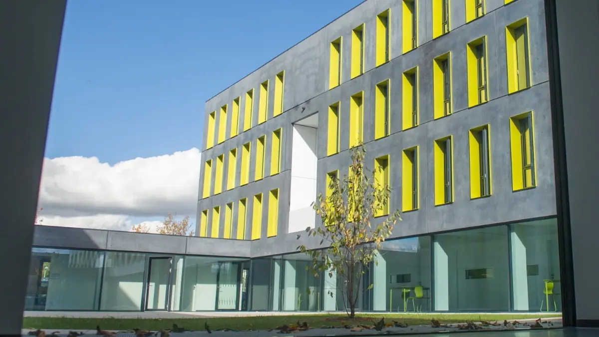 In der Wissenschaftsstadt gibt es außer Studentenwohnheimen, wie hier „Upper West Side“, keine Wohnungen.
Ulm Einweihung neues Studentenwohnheim, Gebäude, Campus,
Upper West Side auf dem Campusgelände Erstes Wohnheim am Eselsberg eröffnet
Die Wissenschaftsstadt ist um ein Gebäude reicher – gestern wurde die 17 Millionen Euro teure Studentenwohnanlage Upper West Side eröffnet.